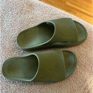 CALIA by Carrie Underwood molded slides